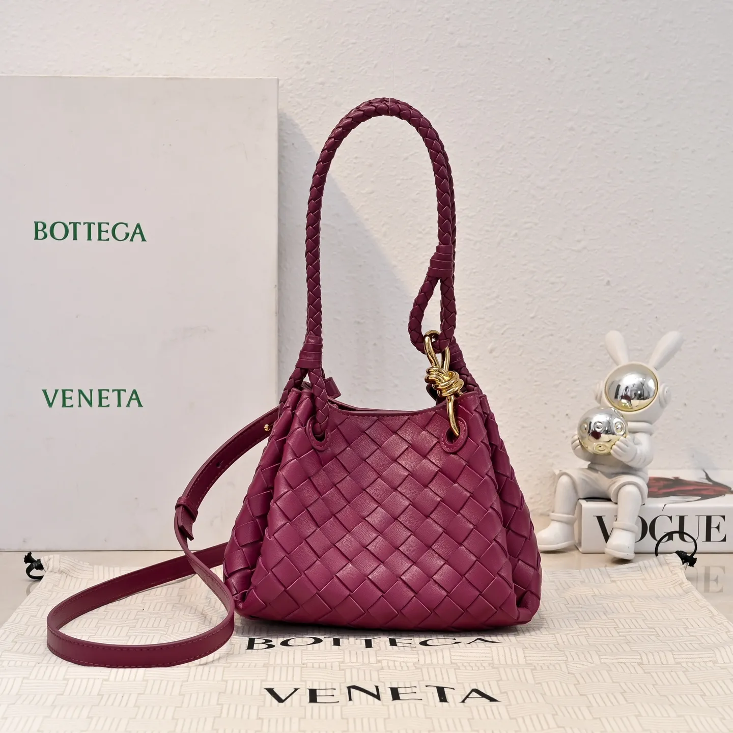 Batch 1760 BV home is new! Andiamo combines Bottega Veneta archives parachute handbags to inherit retro elements and integrate modern trends. The same style as Shu Qi's Beijing Night. It is a continuation of the classic bag. It has three functions: hand carry, shoulder and cross-body. It is embellished with metal brass knot buckles. The capacity of the small one is amazing. It can easily hold sunglasses in a box/small bottle of water/powder powder/charger and other daily necessities when going out. The upper body is versatile. Style number: 6569 Size: 21*17*16.5cm